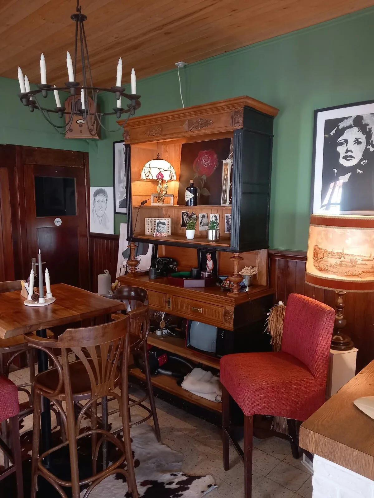 La salle et son ambiance bistro vintage