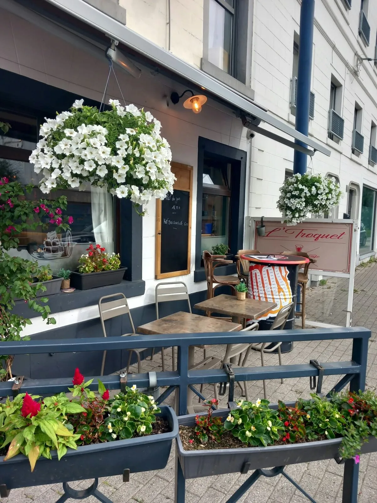 La terrasse fleurie et son ardoise du jour